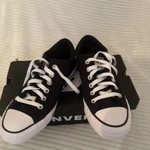 Women Converse size 8 brand new